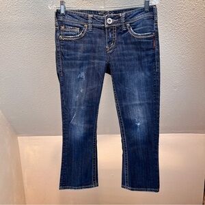 SILVER JEANS AIKO CAPRIS. Dark Wash w/Factory Distressing. Low Rise. Size 27